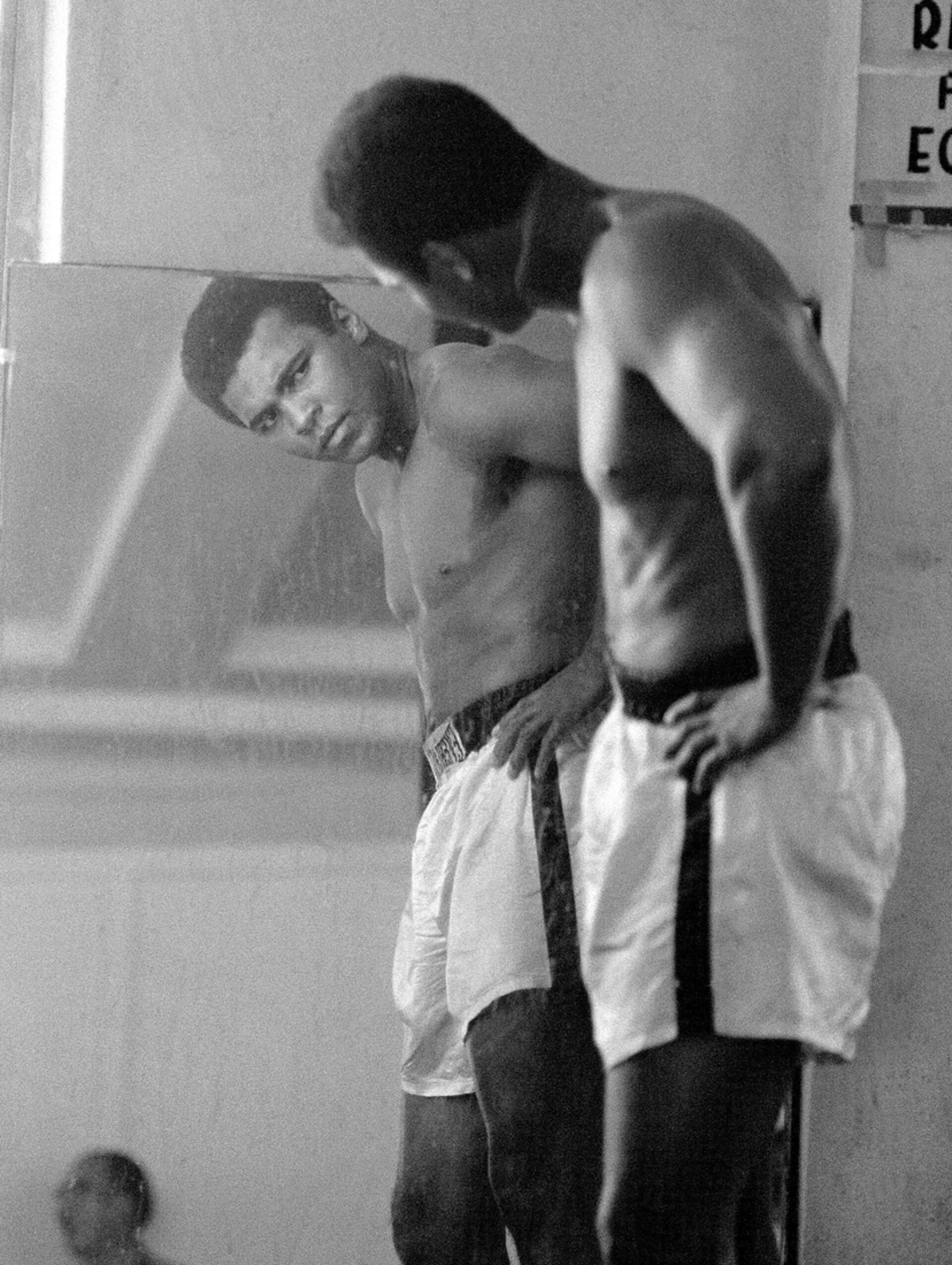 Ali and the mirror, photographie de Neil Leifer