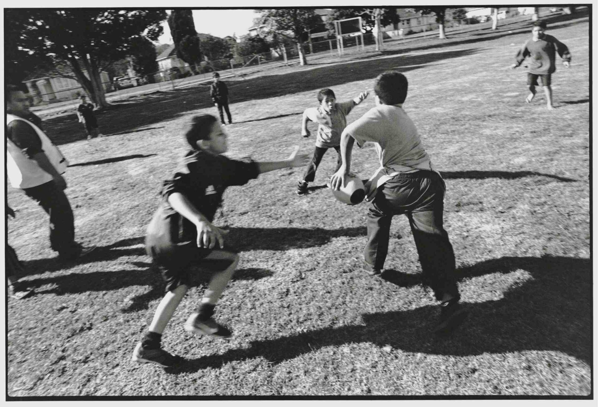 Boys passing, photographie de Nick Danziger