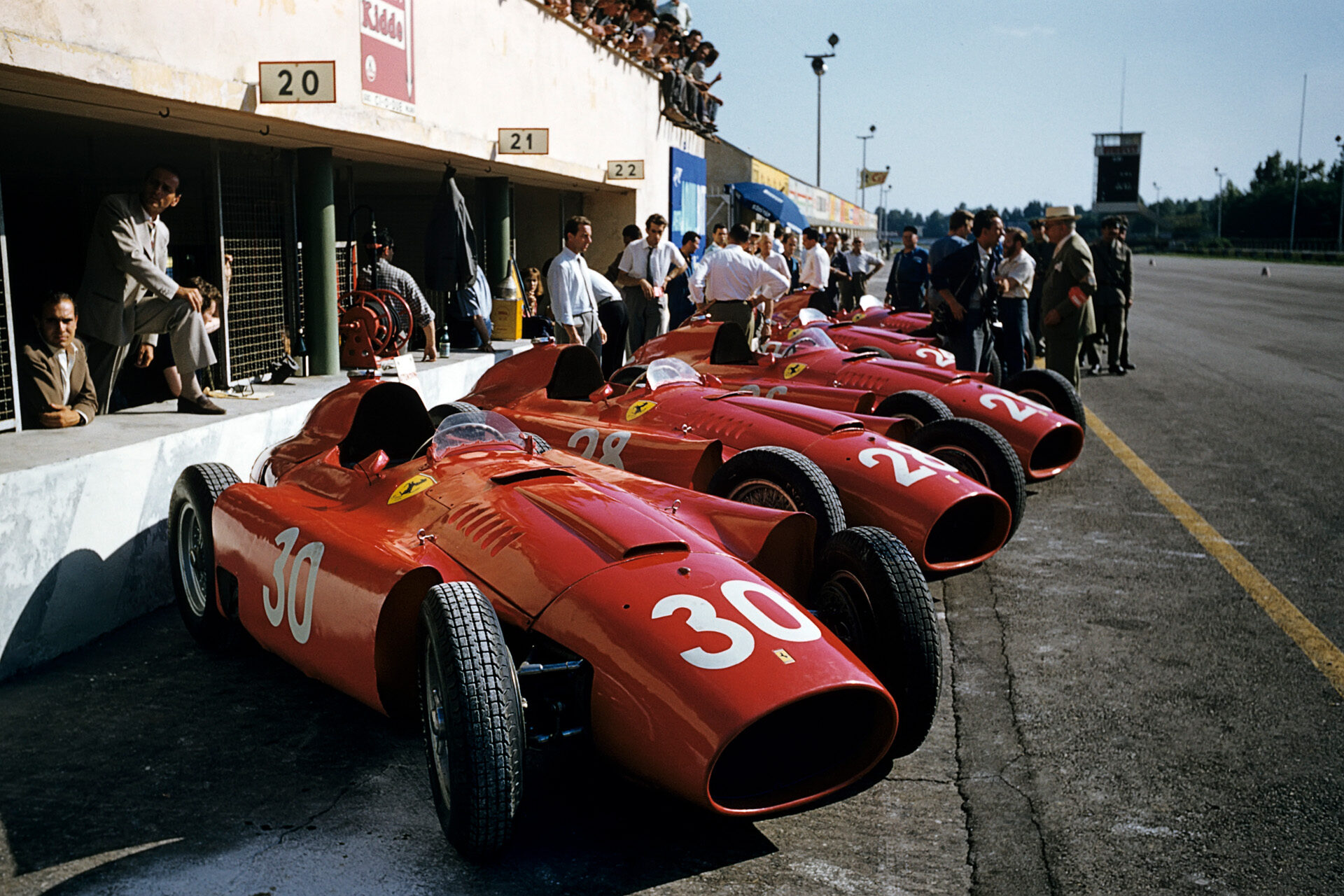 Ferrari team, photographie de Bernard Cahier